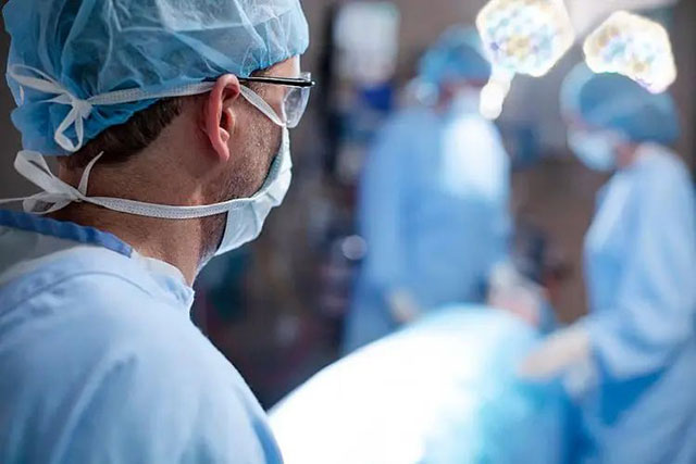 【关注】脖子上打2个小孔，轻松治愈大包！