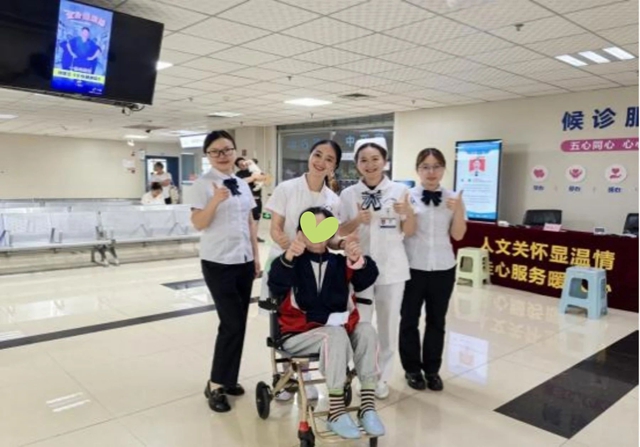 泸州市人医门诊暖心一幕！健康操活力四射，轮椅阿姨随乐律动