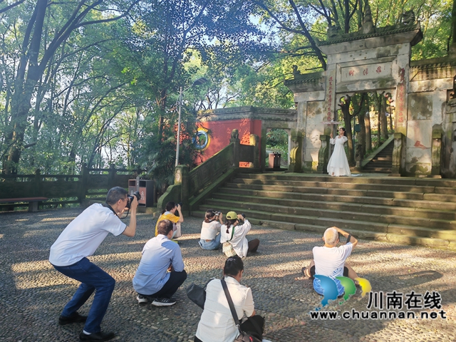 现场采风场景（曾佐然摄）.jpg