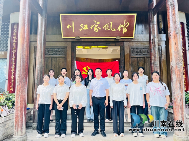 七一献礼暖夕阳 川江家风润心田｜泸县玉蟾街道青年学子以助老实践、家风学习庆祝党的生日