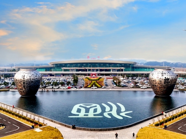 速览!2025年上半年泸州机场、公交数据出炉(图1) 1.jpg