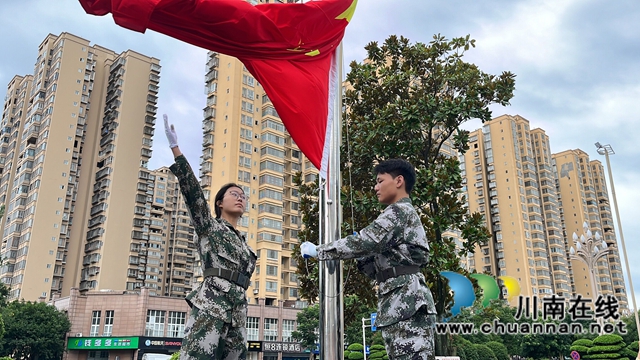 升旗（龙洪艳摄）.jpg
