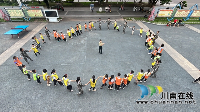 搞活动（龙洪艳摄）.jpg
