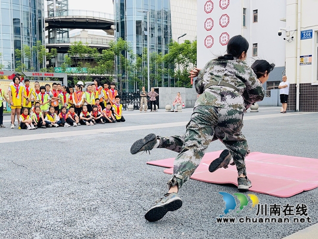 格斗表演（龙洪艳摄）.jpg