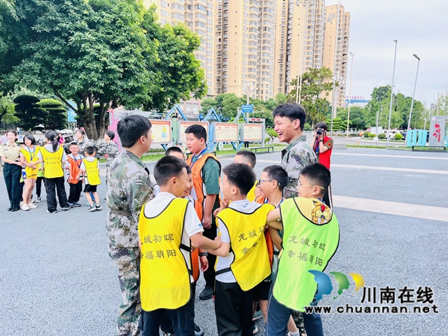 学员和教官交流（龙洪艳摄）.jpg