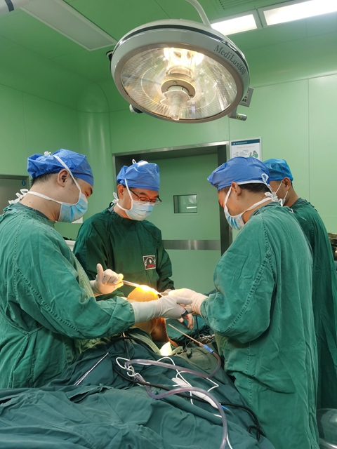 沱江一桥！出租车撞飞摩托车，1年后……