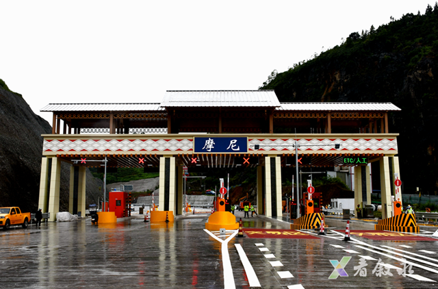 7月10日零点，G76厦蓉高速纳黔段摩尼互通正式开通运营