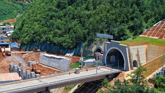 全长11.5公里，渝昆高铁隧道贯通+1！
