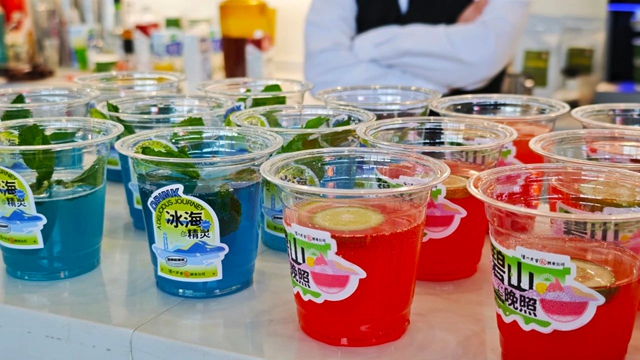 一瓶酒 、一条路 、一桌菜 、一颗果，激活一城消费的密码藏在这里