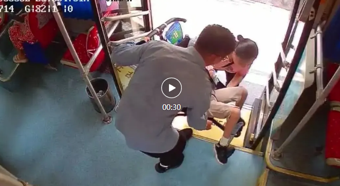 两天两扶！泸州公交272路驾驶员李云强优质服务暖人心