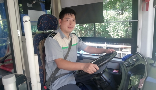 泸州公交:十米车厢频传善举 文明传播清风习习(图2) 公交2.jpg