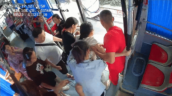 泸州公交:十米车厢频传善举 文明传播清风习习(图3) 公交3.gif