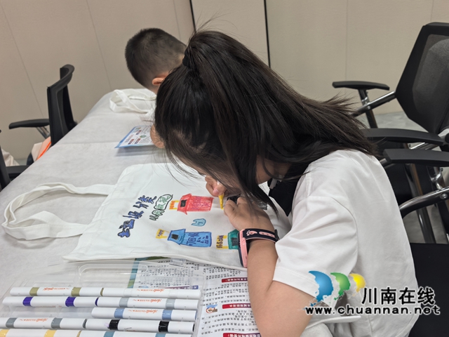 龙马潭区小市街道杜家街社区开展青少年“‘袋’走垃圾,‘绘’聚文明”垃圾分类彩绘行动(图4) _cgi-bin_mmwebwx-bin_webwxgetmsgimg__&MsgID=6747752915369424268&skey=@crypt_3a10210_fc7adc12e098a6a88c4df42e378db20d&mmweb_appid=wx_webfilehelper.jpg