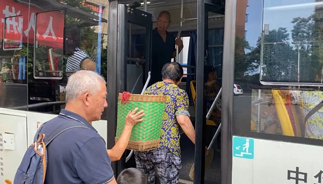 清凉港湾 幸福同行┃空调车变“候车室”,泸州公交创新推出“清凉驿站”!(图6) 6.jpg