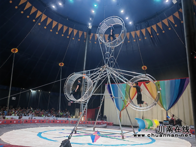 杂技《梦幻大飞轮》（曾佐然摄）.jpg