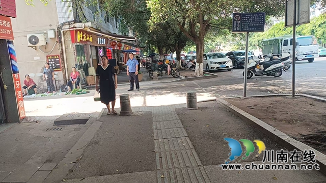 龙马潭区综合行政执法局开展新区便民交易点占道经营整治(图2) 治2.jpg