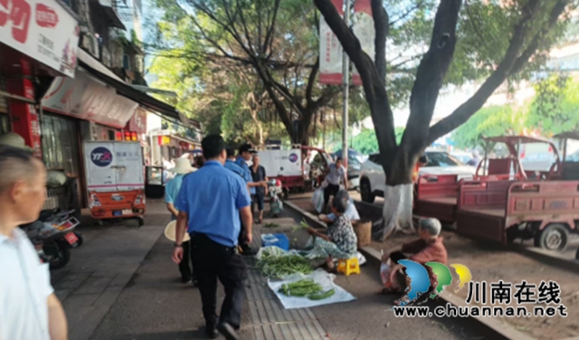 龙马潭区综合行政执法局开展新区便民交易点占道经营整治