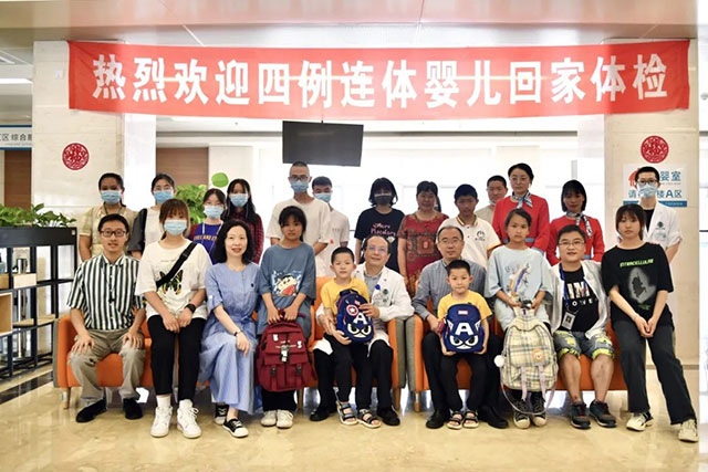 用爱心浇灌的两对连体“姐妹花”,长大后选择“医”路追随~(图1) 1.jpg