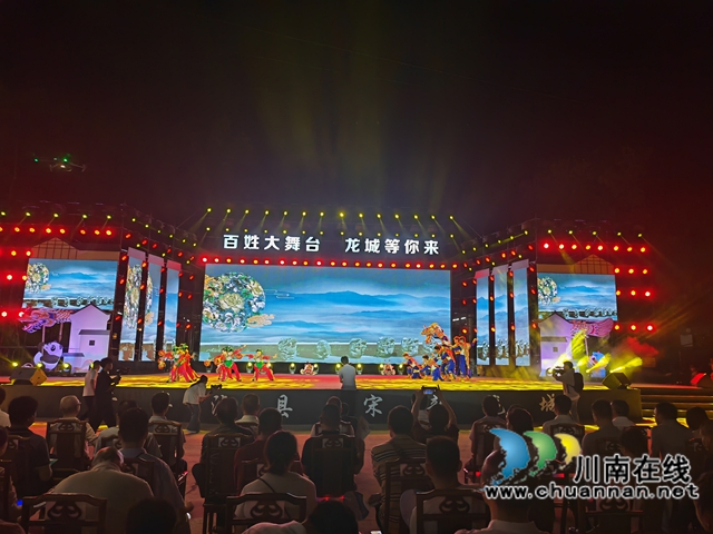 《百姓大舞台 龙城等你来》 表演现场（曾佐然摄）.jpg