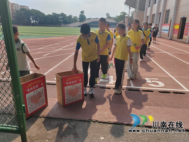 泸县:小瓶子汇聚大爱心 扶贫助困暖人心(图1) 泸县玄滩镇开展集瓶助残活动.jpg