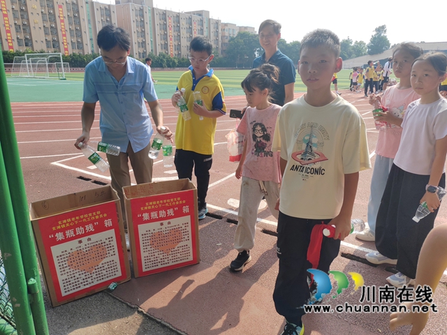 泸县:小瓶子汇聚大爱心 扶贫助困暖人心(图3) 开展集瓶活动.jpg