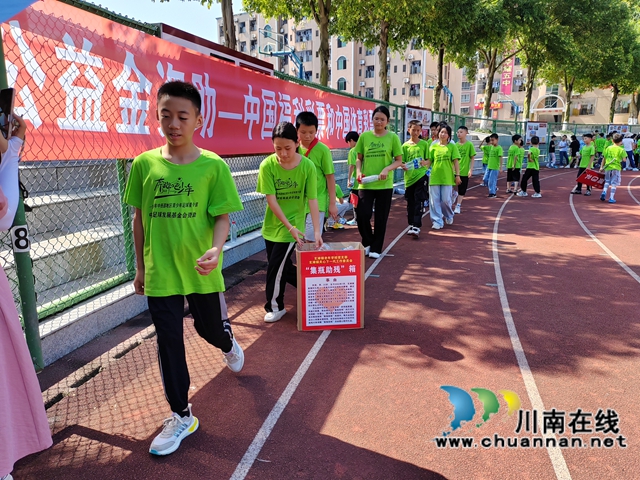 泸县:小瓶子汇聚大爱心 扶贫助困暖人心(图2) 集瓶助残活动.jpg