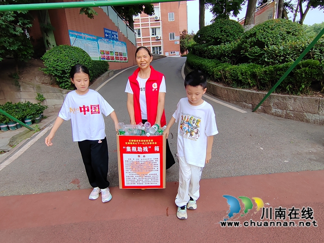 泸县:小瓶子汇聚大爱心 扶贫助困暖人心(图5) 集瓶助残.jpg