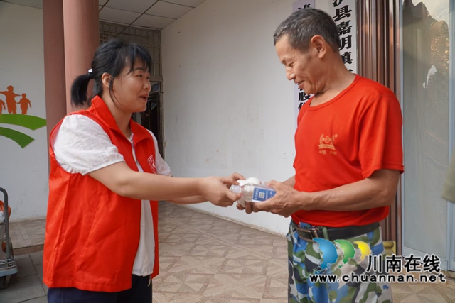 赠送解暑食品（刘孝春摄）.jpg