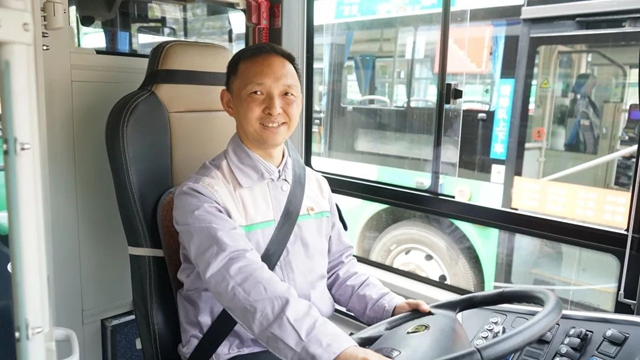 泸州公交驾驶员叶刚荣获“全国交通运输系统劳动模范”(图1) 1.jpg