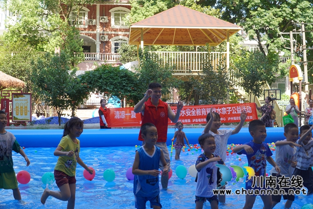 安全戏水（刘孝春摄）.jpg