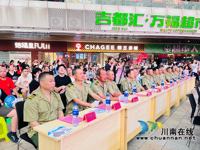 红色七月 薪火相传|泸县月末剧场“非遗进社区”暨朝阳社区庆“八一”主题晚会举行(图2) 退役军人代表参加晚会(龙洪艳摄).jpg