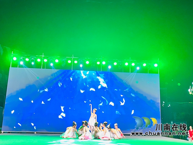 红色七月 薪火相传|泸县月末剧场“非遗进社区”暨朝阳社区庆“八一”主题晚会举行(图4) 舞蹈《振鹭于飞》(龙洪艳摄).jpg