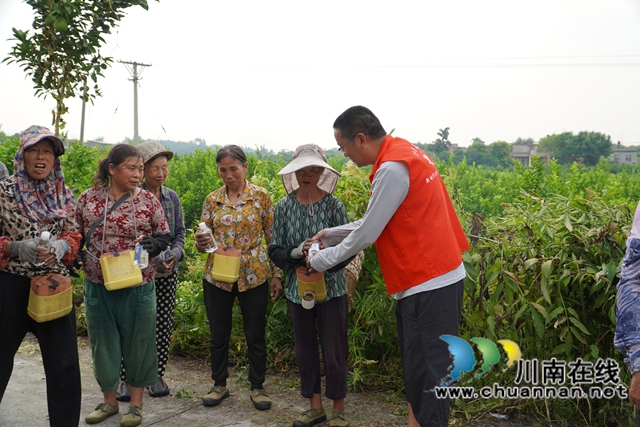 “柠”聚爱心 共“套”丰收|泸县嘉明镇双河口村举行“公益助农 柠檬套袋”活动(图2) 发放解暑的物品1(刘孝春摄).jpg