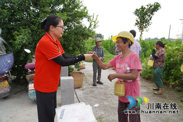 “柠”聚爱心 共“套”丰收|泸县嘉明镇双河口村举行“公益助农 柠檬套袋”活动(图4) 发放水、藿香正气液等解暑物品1(刘孝春摄).jpg