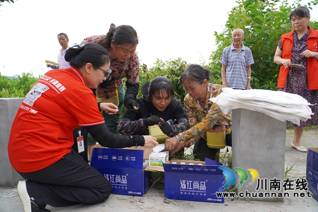 “柠”聚爱心 共“套”丰收|泸县嘉明镇双河口村举行“公益助农 柠檬套袋”活动(图5) 发放水、藿香正气液等解暑物品2(刘孝春摄).jpg