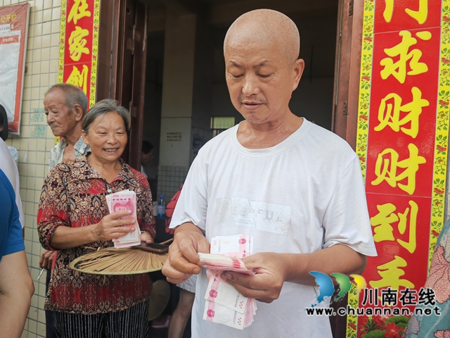 村民喜领红票子2（曾佐然摄）.jpg