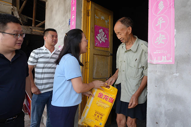 助力乡村振兴︱泸州公交集团到帮扶村开展走访慰问(图3) 10001.jpg
