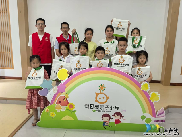 龙马潭区小市街道杜家街社区向日葵亲子小屋开展 DIY 油纸伞活动(图1) 微信图片_20250815155024.jpg