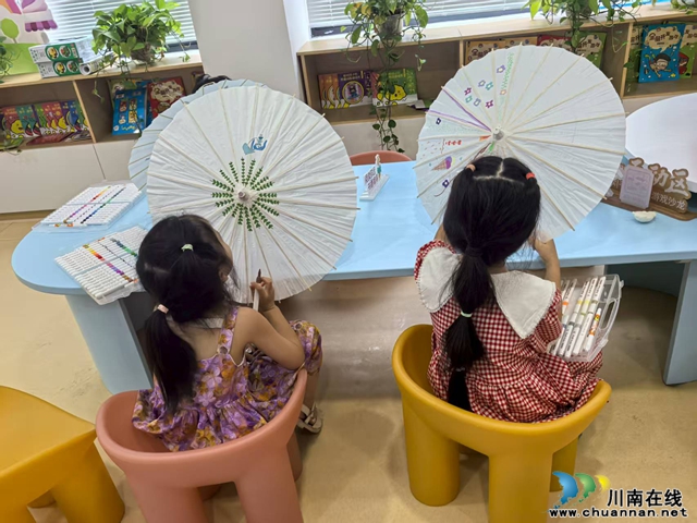 龙马潭区小市街道杜家街社区向日葵亲子小屋开展 DIY 油纸伞活动(图3) 微信图片_20250815155052.jpg