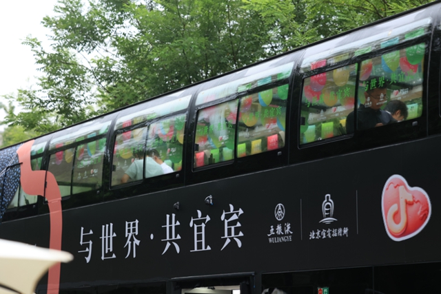 “资格得很!”宜宾美食坐上北京巴士!外籍嘉宾赞!赞!赞!(图1) 64001.jpg