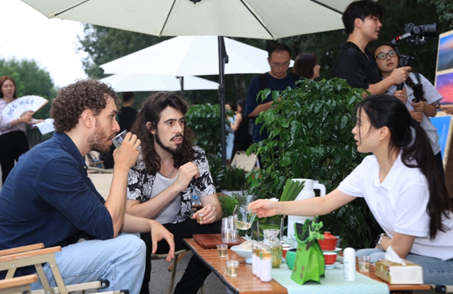 “资格得很!”宜宾美食坐上北京巴士!外籍嘉宾赞!赞!赞!(图2) 64012.jpg