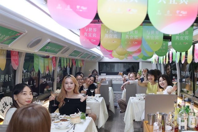 “资格得很!”宜宾美食坐上北京巴士!外籍嘉宾赞!赞!赞!(图3) 64013.jpg