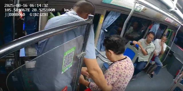 泸州公交345路驾驶员潘学淮优质服务获好评!(图2) 6401.jpg