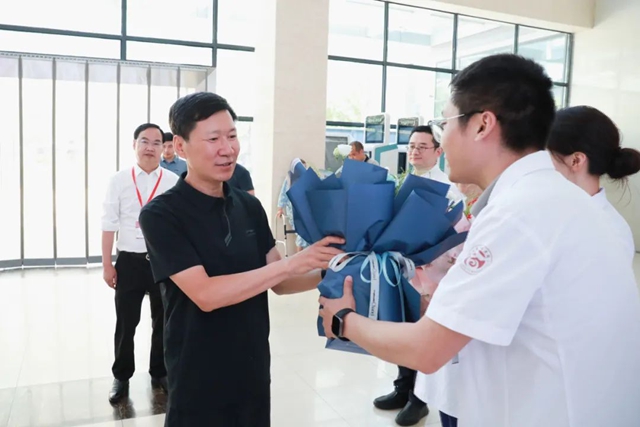 合江县县委副书记、县长李庆到县中医医院慰问一线医师(图1) 6401.jpg