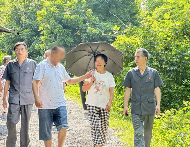 泸法麒麟·龙马“谈”和丨人大代表和法官顶烈日走田坎解纠纷,50亩土地复耕!(图1) 6401.jpg