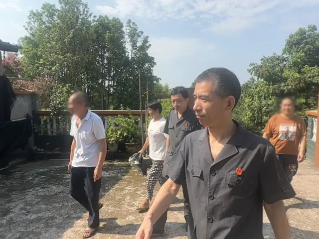 泸法麒麟·龙马“谈”和丨人大代表和法官顶烈日走田坎解纠纷,50亩土地复耕!(图2) 6402.jpg