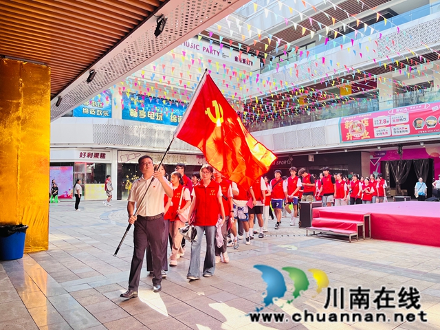 泸县玉蟾街道朝阳社区2025 年志愿服务总结大会暨大学生志愿者表扬大会召开(图3) 整队入场(龙洪艳摄).jpg