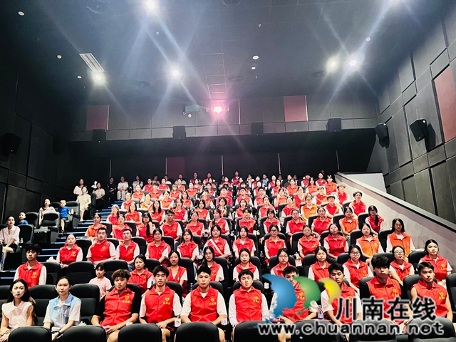 泸县玉蟾街道朝阳社区2025 年志愿服务总结大会暨大学生志愿者表扬大会召开(图5) 观看电影《照相馆》(龙洪艳摄).jpg