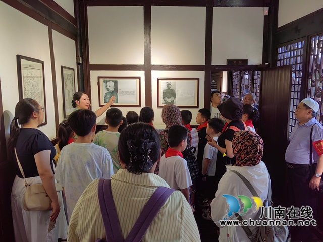 龙马潭区小市街道下大街社区：“传承红色基因 筑牢民族同心”实践课走进朱德旧居