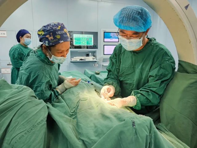 太痛!老人遭疼痛折磨多年,微球囊压迫术让顽痛退!退!退!(图1) 64001.jpg